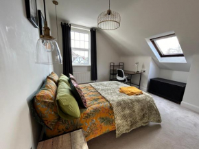 Seaside Rentals 2BR, 3 min walk to beach, dogs ok, WiFi, park 2 cars